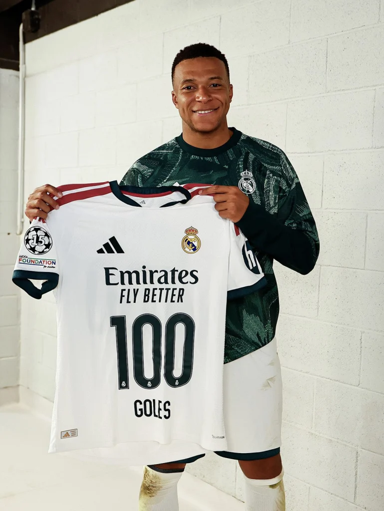 มบัปเป้โชว์เสื้อฉลองครบ 100 ประตู กลางสนามคัมป์ นู